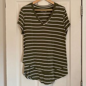 Latched Mama Printed V-Neck Boyfriend Nursing Tee